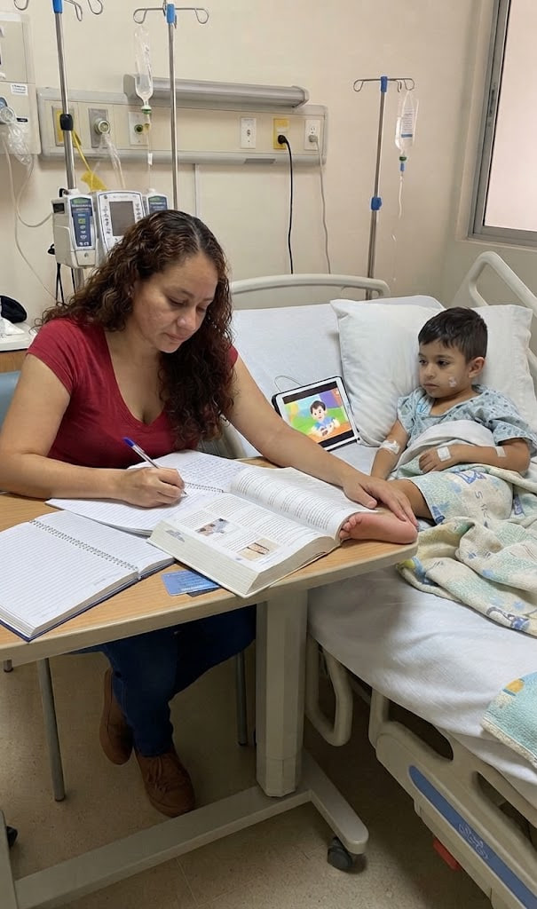 Estefanía estudia junto a Yeison durante su estancia en el hospital